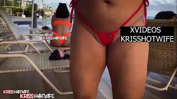 Ζεστό Kriss Hotwife In Hotel Pool Shower Showing Off With Her Micro Bikini φρέσκο ​​σωλήνα