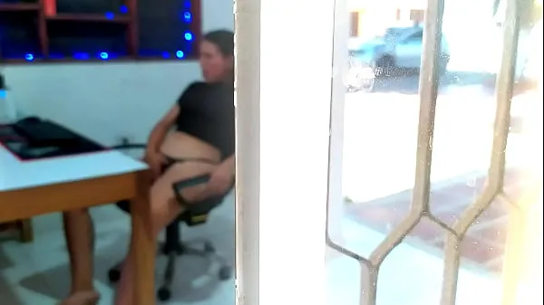 Varm Catching my young neighbor through the window. My neighbor has just turned 18 and I discovered her masturbating while she watches porn on her computer. She watches video of threesomes being half-naked while she touches her pussy färsk tub