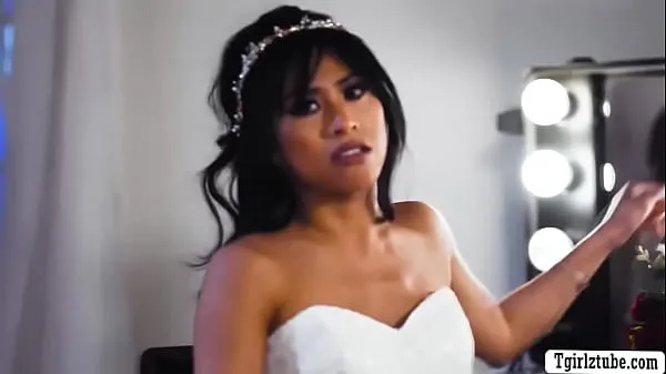 Tabung segar Asian bride fucked by shemale bestfriend panas