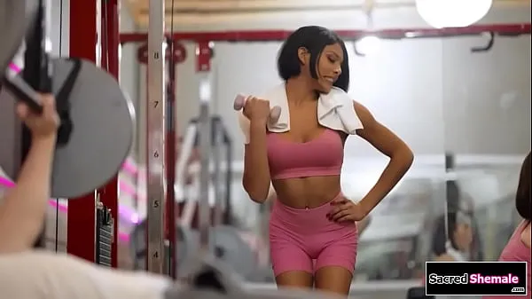 Varmt Latina tgirl Lola Morena gets barebacked at a gym frisk rør