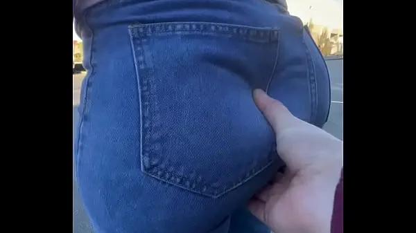 Caliente mamá gran culo suave siendo manoseada en jeans tubo fresco