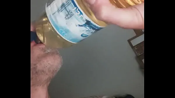 Vroča Chugging 1,5 litres of male piss, swallowing all until last drop part two sveža cev
