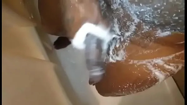 Varm multitasking in the shower färsk tub