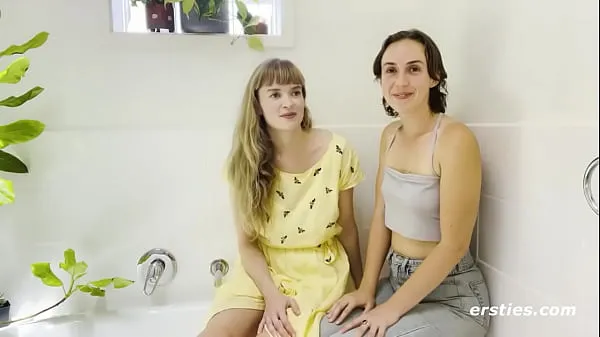 热的 Cute Babes Enjoy a Sexy Bath Together 新鲜的管