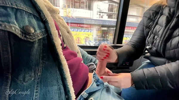 She tried her first Footjob and give a sloppy Handjob - very risky in a public sightseeing bus :P Tiub segar panas
