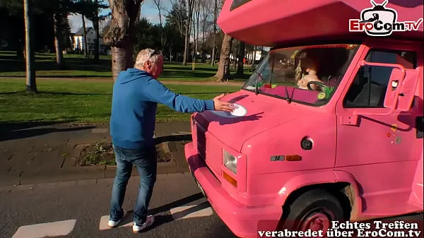 熱いおじいちゃんは路上でドイツのティーンを拾い、車の中で彼女とセックスします新鮮なチューブ