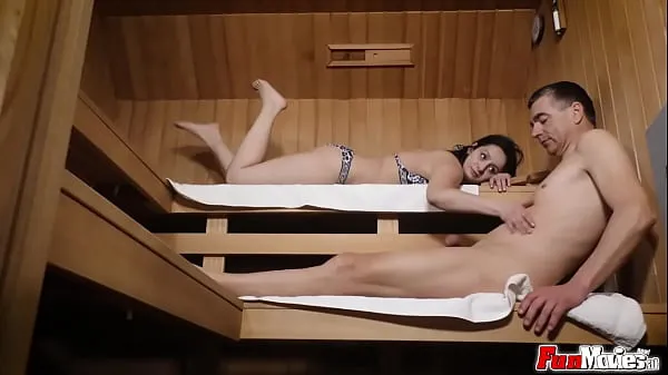 Varmt EU milf sucking dick in the sauna frisk rør