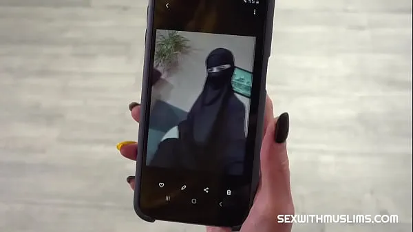 热的 Woman in niqab makes sexy photos 新鲜的管