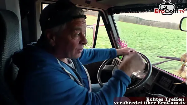 Varm German teen Hitchhiker pick up and fuck in car with grandpa färsk tub