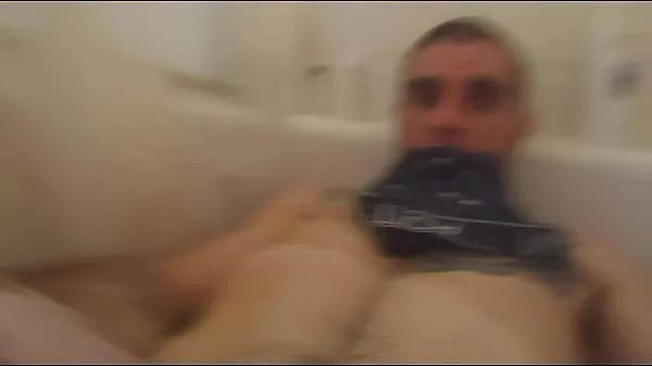 Varm Franklin Bosia masturbates hard and plays with himself. Big huge white cock being jacked off and exploding with a big cum load hardcore porn xxx färsk tub