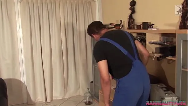 Housewife seduces the electrician while her husband is away أنبوب جديد ساخن