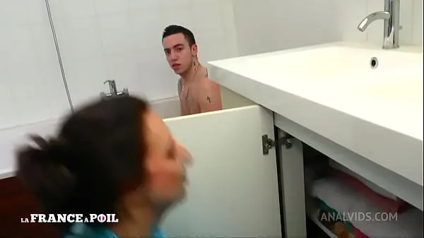 Vroča French youngster buggers his cougar landlady in the shower sveža cev