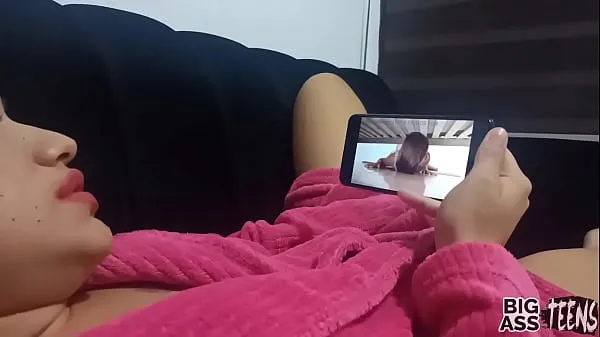With my stepsister, Stepsister takes advantage of her hot milf stepbrother watches porn and goes to her brother's room to look for cock in her big ass Tiub segar panas