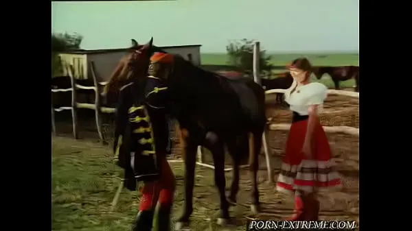 熱い兵士は若い村の女の子に乗馬を与える新鮮なチューブ