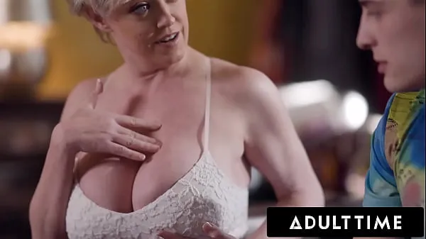 ADULT TIME - Dee Williams' Stepson Can't Take His Eyes Off Of His Stepmom's Big Tits Tiub segar panas