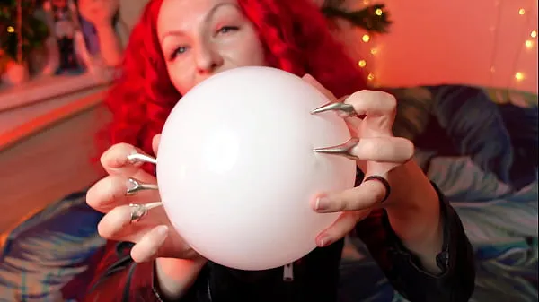 Gorąca MILF blowing up inflates an air balloons świeża tuba
