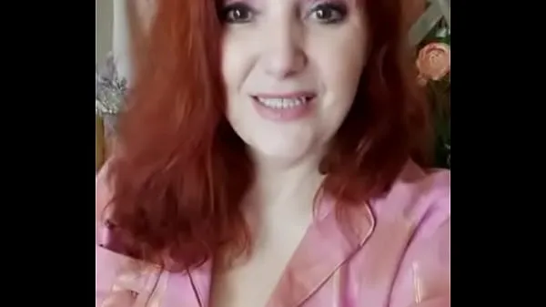 Ζεστό Redhead in shirt shows her breasts φρέσκο ​​σωλήνα