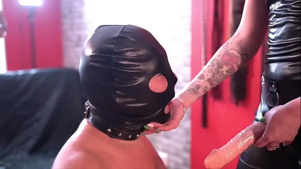Varm Dominatrix Nika loves to fuck her in the mouth with a strapon. Watch how this tries to suck deep färsk tub