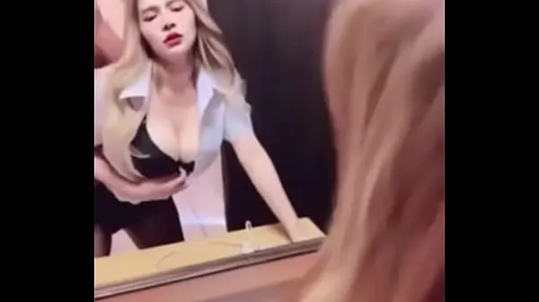 Hete Pim girl gets fucked in front of the mirror, her breasts are very big verse buis