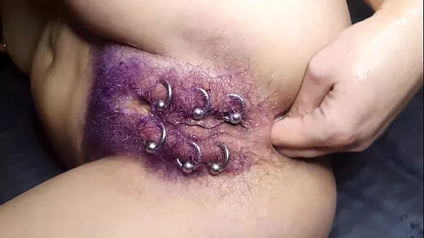 Vroča Purple Colored Hairy Pierced Pussy Get Anal Fisting Squirt sveža cev