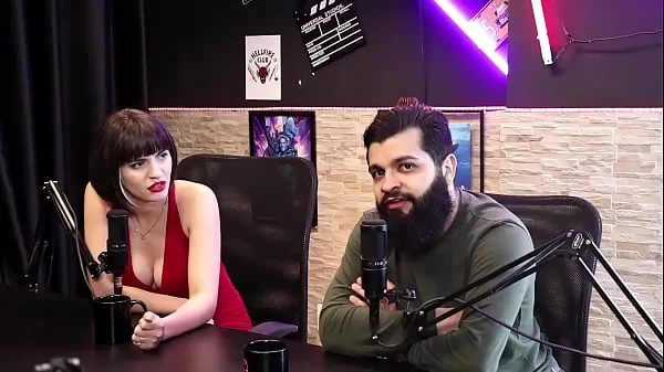 Vroča Lord Kenobi talks about the kick he took in the bag to try to understand what is the pleasure they feel with Ballbusting - Lady Snow and Lord Kenobi sveža cev