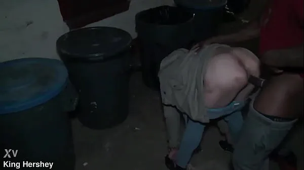 热的 Fucking this prostitute next to the dumpster in a alleyway we got caught 新鲜的管