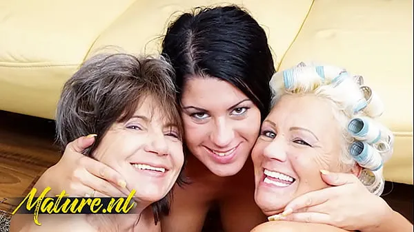 Ζεστό Horny Teen Rashina Invited a Lesbian Mature Couple Over For Hot Threesome φρέσκο ​​σωλήνα