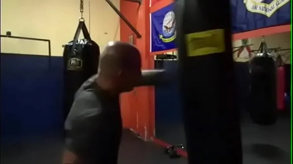 Forró MAXXX LOADZ WORKING OUT ON HEAVY BAG WITH BOXING GLOVES ON STRIKING THE BAG friss cső