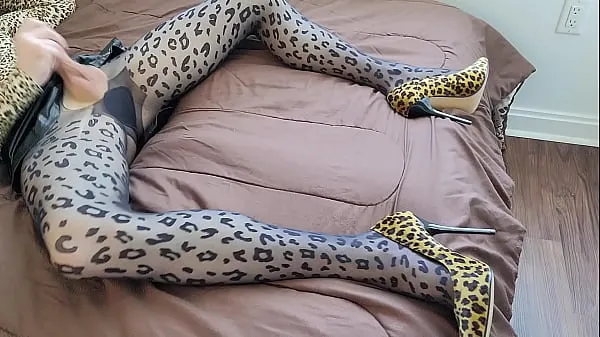 Ζεστό Sissy femboy masturbating in leopard pantyhose φρέσκο ​​σωλήνα
