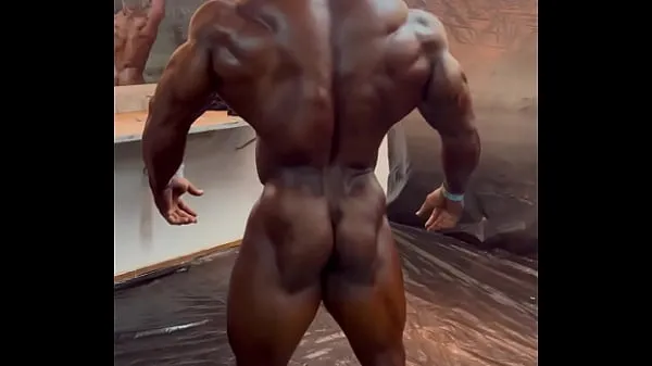 Tabung segar Stripped male bodybuilder panas