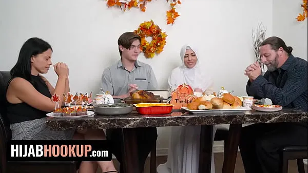 گرم Muslim Babe Audrey Royal Celebrates Thanksgiving With Passionate Fuck On The Table - Hijab Hookup تازہ ٹیوب