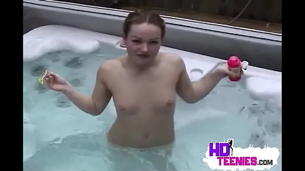 Heiße Sweet teen showing her small tits and pussy in jaccuzifrische Tube