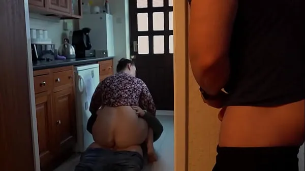 گرم Husband Wanks as He Watches Big Booty Wife Get Cum in Tight Pussy تازہ ٹیوب
