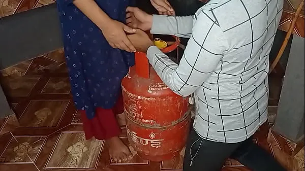 2023 new year, solved the problem of thirsty sister-in-law's pussy along with gas cylinder, fucked in the kitchen Tiub segar panas