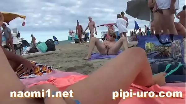 Caliente chica masturbarse en la playa tubo fresco