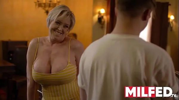 ร้อนแรง Mother-in-law Seduces him with her HUGE Tits (Dee Williams) — MILFED หลอดสด