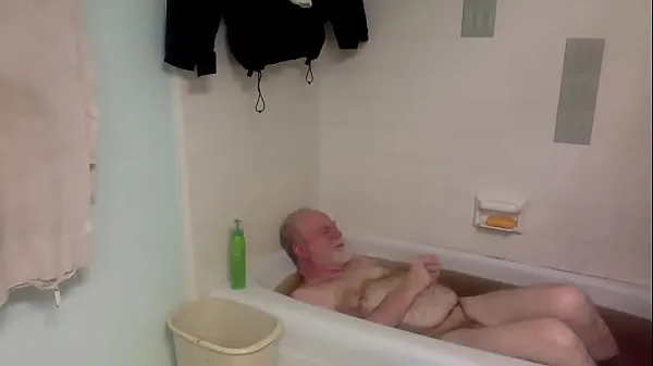 Chaud guy in bath Tube frais