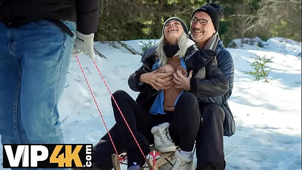 Tabung segar DADDY4K. Sex(-cident) While Skiing panas