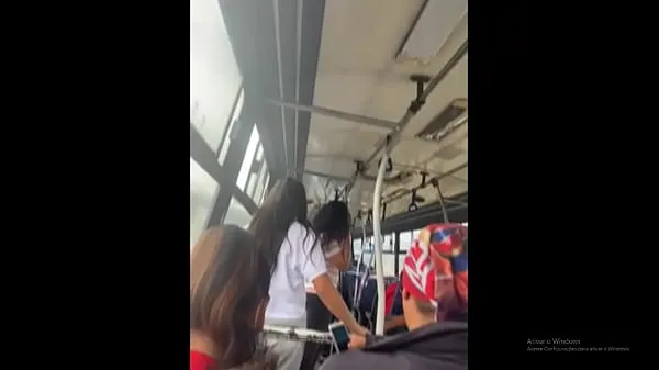 Vroča HOT GIRL SQUIRTING IN LIVE SHOW ON PUBLIC BUS sveža cev