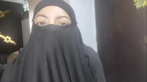 Vroča Real Horny Amateur Arab Wife Squirting On Her Niqab Masturbates While Husband Praying HIJAB PORN sveža cev