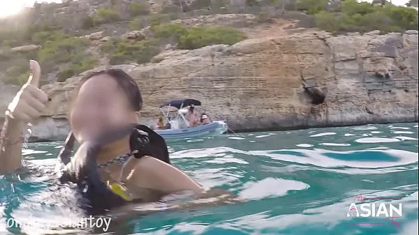 Vroča REAL Outdoor public sex, showing pussy and underwater creampie sveža cev