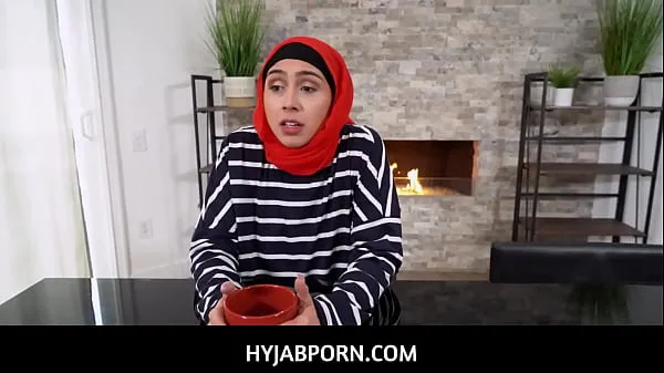 Vroča Arab MILF stepmom with hijab Lilly Hall deepthroats and fucks her stepson sveža cev