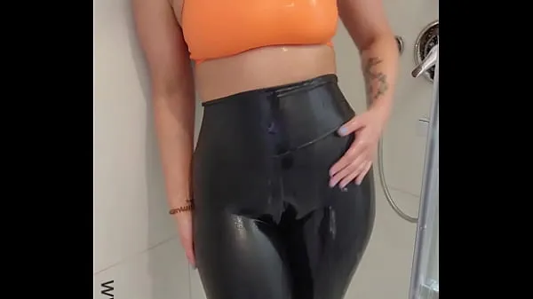 Tabung segar Big Ass MILF Showing Off Her Curvy Body in Shower panas