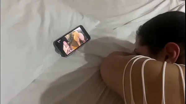 Hete Tabby hot wife watching homage and cumming on all fours verse buis