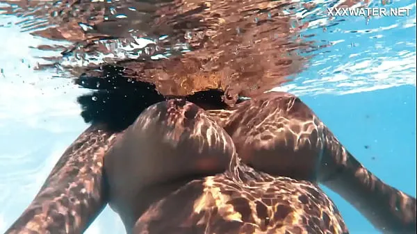 Tabung segar Sensational Venezuelan in Poolside Swim Session panas