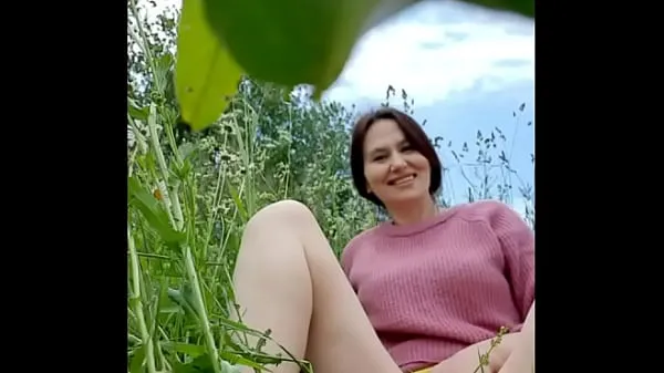 Forró Naked horny MILF in a chamomile field masturbates, pisses and wards off a wasp / Angela-MILF friss cső