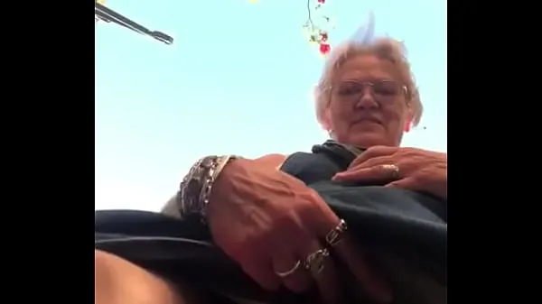 Ζεστό Grandma shows big slit outside φρέσκο ​​σωλήνα