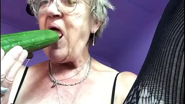 Gorąca Grandma plays with cucumber świeża tuba