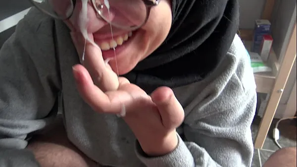 Heiße Ein muslimisches Mädchen ist verstört, als sie den großen französischen Schwanz ihres Lehrers siehtfrische Tube