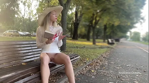 گرم She reads a book and flashs pussy in public park تازہ ٹیوب